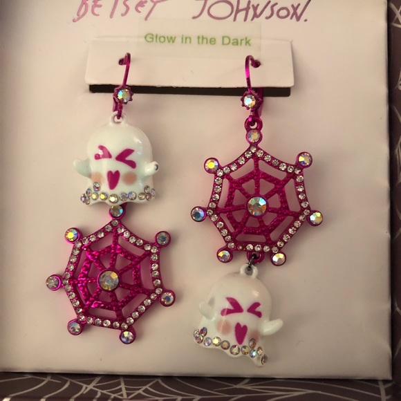 Betsey Johnson Fuchsia Tone Ghost & Spider Web Mismatch Drop Earrings NIB - Picture 6 of 12